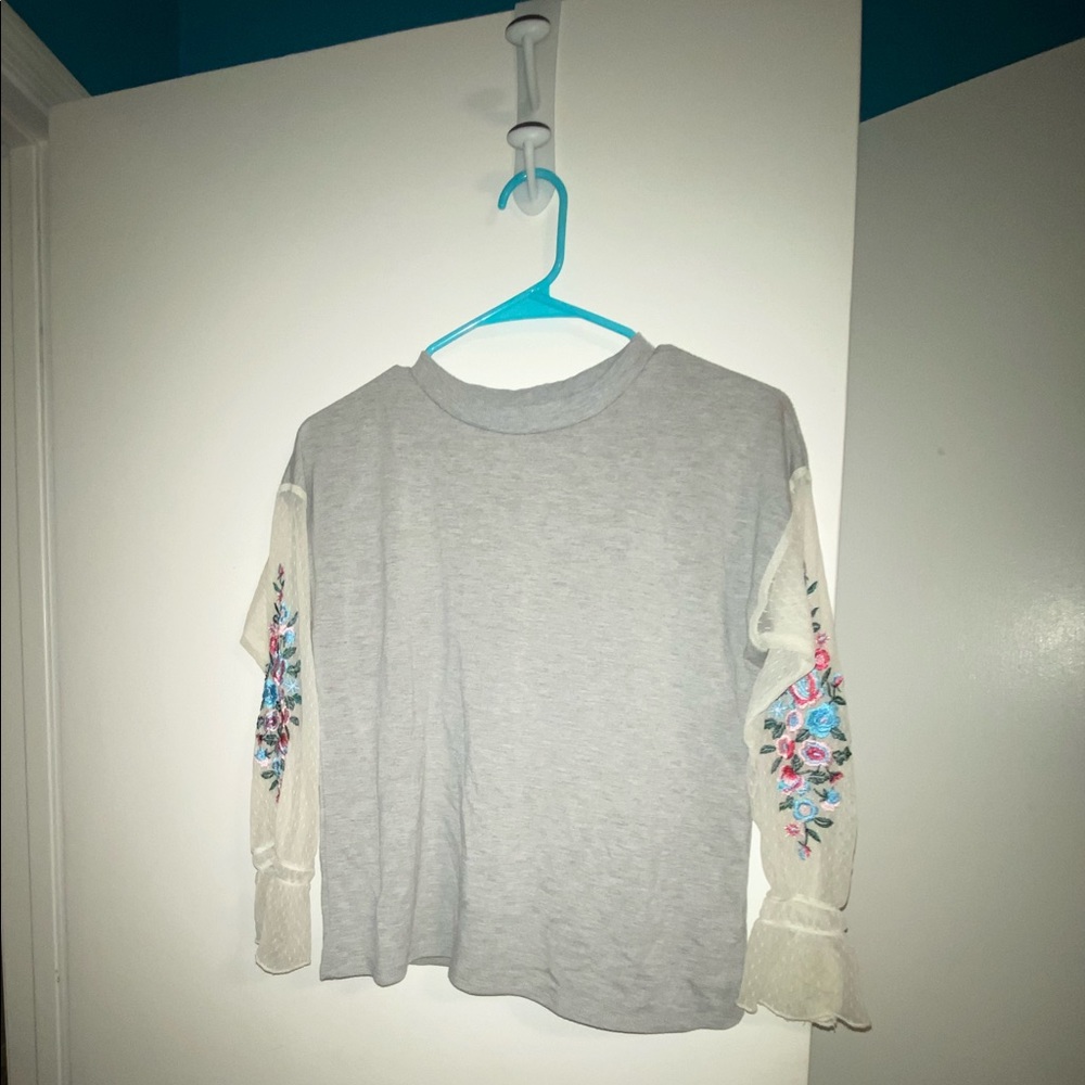 Cute Sweatshirt with Lace Embroidered Sleeves